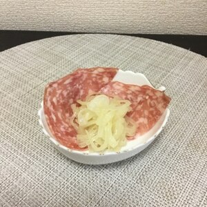 サラミとオニオンのマリネ